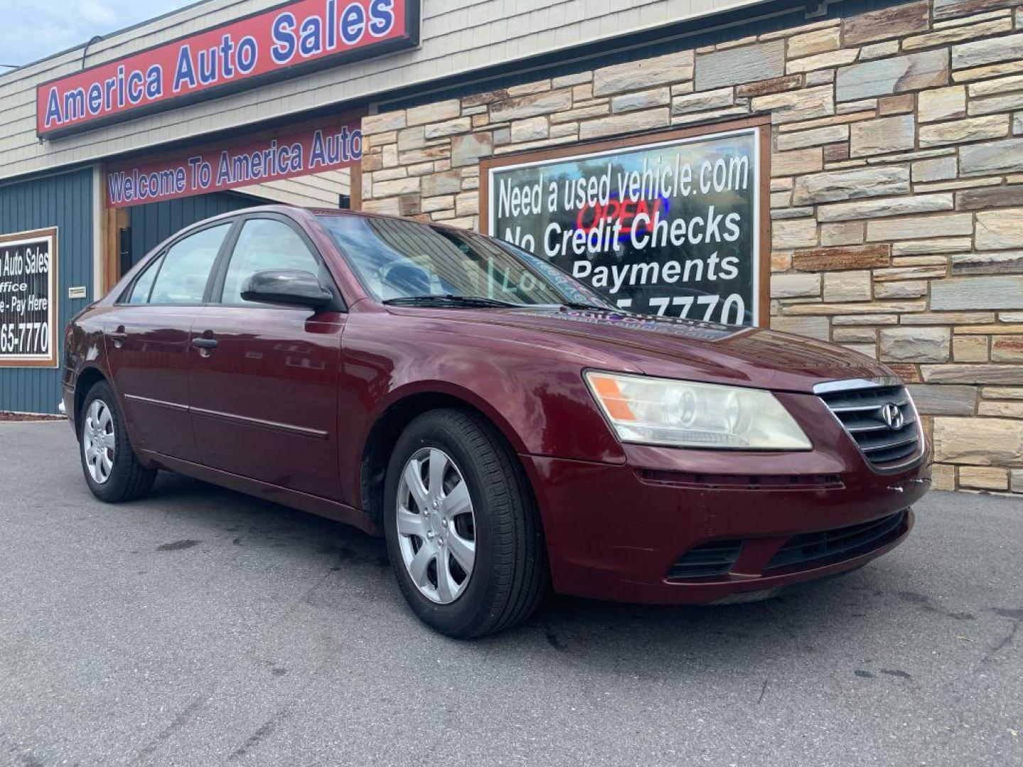 2009 BURGUN HYUNDAI SONATA GLS (5NPET46C19H) with an 2.4L engine, Automatic transmission, located at 2514 Williamson Rd NE, Roanoke, VA, 24012, (540) 265-7770, 37.294636, -79.936249 - NO CREDIT CHECK FINANCING WITH ONLY $1300 DOWN PAYMENT!!!! Check out our website www.needausedvehicle.com for our No Credit Check/ In House Financing options!! No Credit Check Available!!! In House Financing Available!!! All Clean Title Vehicles (no Salvaged or flooded vehicles ever on our lot)! - Photo#0