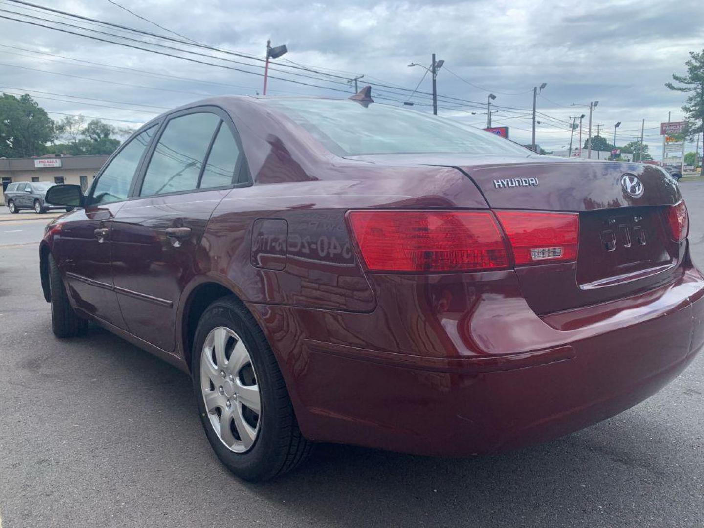 2009 BURGUN HYUNDAI SONATA GLS (5NPET46C19H) with an 2.4L engine, Automatic transmission, located at 2514 Williamson Rd NE, Roanoke, VA, 24012, (540) 265-7770, 37.294636, -79.936249 - NO CREDIT CHECK FINANCING WITH ONLY $1300 DOWN PAYMENT!!!! Check out our website www.needausedvehicle.com for our No Credit Check/ In House Financing options!! No Credit Check Available!!! In House Financing Available!!! All Clean Title Vehicles (no Salvaged or flooded vehicles ever on our lot)! - Photo#1