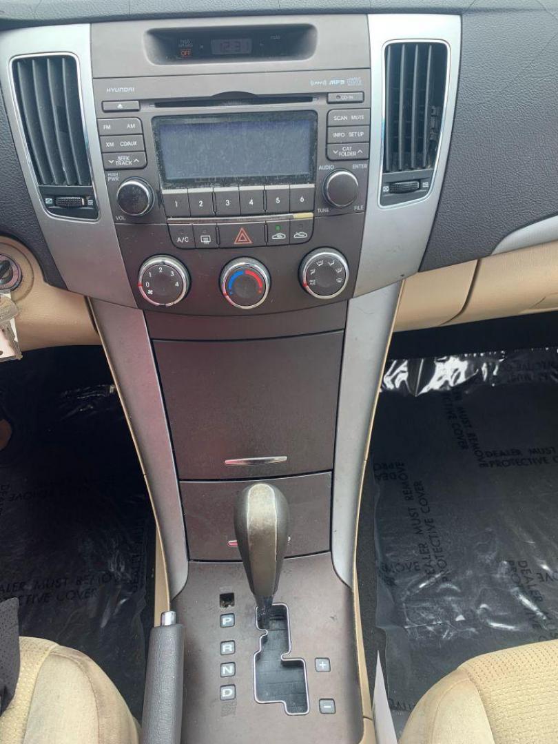 2009 BURGUN HYUNDAI SONATA GLS (5NPET46C19H) with an 2.4L engine, Automatic transmission, located at 2514 Williamson Rd NE, Roanoke, VA, 24012, (540) 265-7770, 37.294636, -79.936249 - NO CREDIT CHECK FINANCING WITH ONLY $1300 DOWN PAYMENT!!!! Check out our website www.needausedvehicle.com for our No Credit Check/ In House Financing options!! No Credit Check Available!!! In House Financing Available!!! All Clean Title Vehicles (no Salvaged or flooded vehicles ever on our lot)! - Photo#4