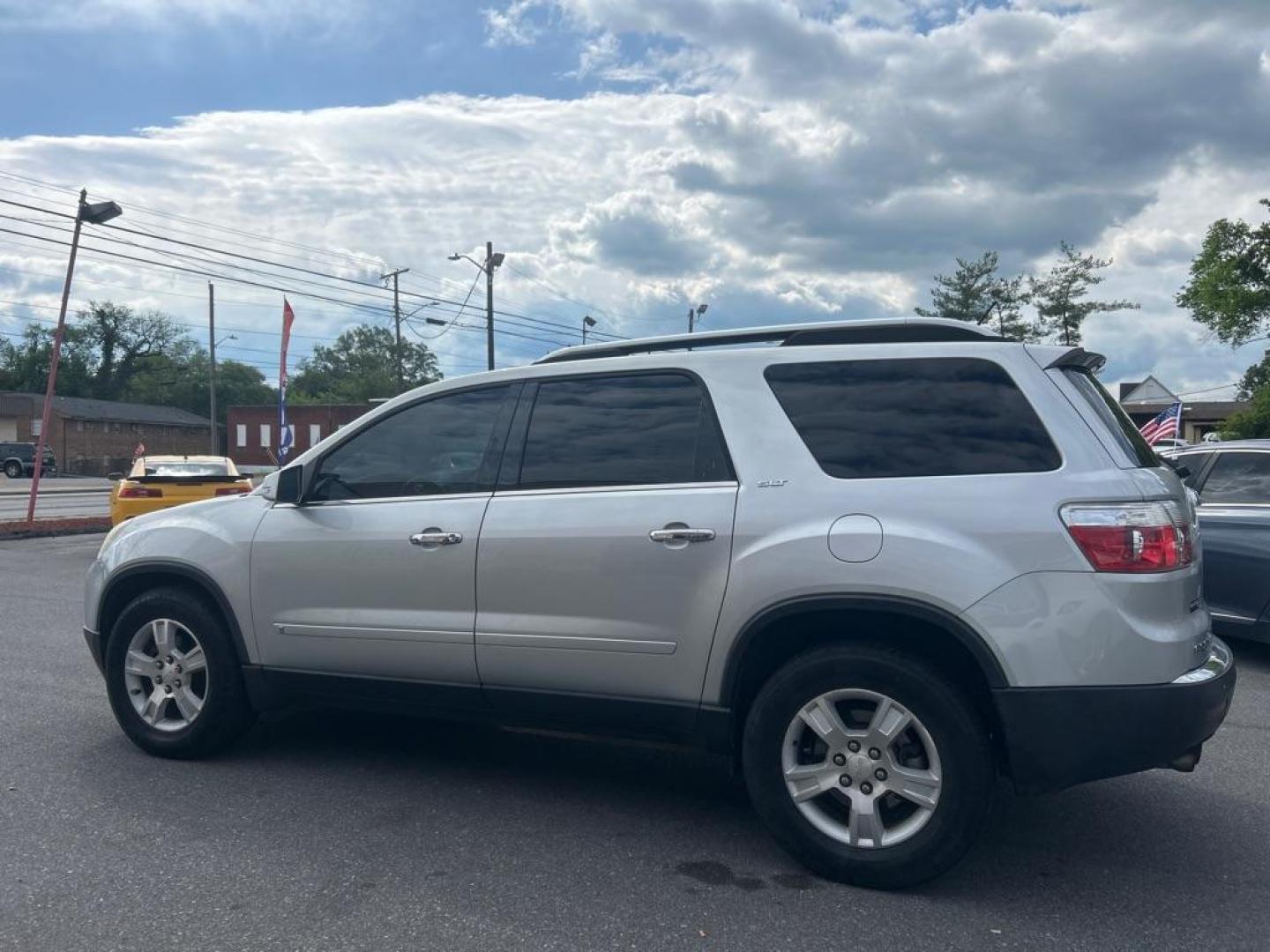 2009 SILVER GMC ACADIA SLT-1 (1GKEV23DX9J) with an 3.6L engine, Automatic transmission, located at 2514 Williamson Rd NE, Roanoke, VA, 24012, (540) 265-7770, 37.294636, -79.936249 - NO CREDIT CHECK FINANCING WITH ONLY $1800 DOWN PAYMENT!!!! Check out our website www.needausedvehicle.com for our No Credit Check/ In House Financing options!! No Credit Check Available!!! In House Financing Available!!! All Clean Title Vehicles (no Salvaged or flooded vehicles ever on our lot)! - Photo#2