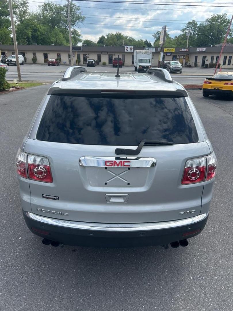 2009 SILVER GMC ACADIA SLT-1 (1GKEV23DX9J) with an 3.6L engine, Automatic transmission, located at 2514 Williamson Rd NE, Roanoke, VA, 24012, (540) 265-7770, 37.294636, -79.936249 - NO CREDIT CHECK FINANCING WITH ONLY $1800 DOWN PAYMENT!!!! Check out our website www.needausedvehicle.com for our No Credit Check/ In House Financing options!! No Credit Check Available!!! In House Financing Available!!! All Clean Title Vehicles (no Salvaged or flooded vehicles ever on our lot)! - Photo#3