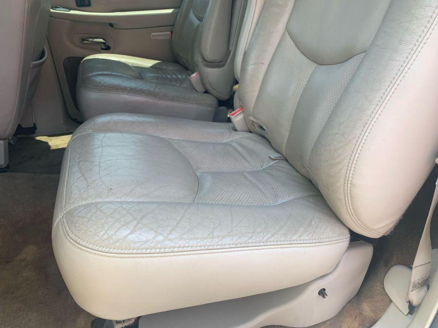 2005 WHITE CADILLAC ESCALADE ESV (3GYFK66N75G) with an 6.0L engine, Automatic transmission, located at 2514 Williamson Rd NE, Roanoke, VA, 24012, (540) 265-7770, 37.294636, -79.936249 - Photo#4