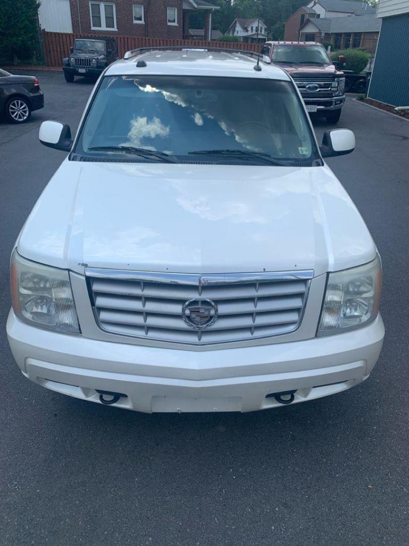 2005 WHITE CADILLAC ESCALADE ESV (3GYFK66N75G) with an 6.0L engine, Automatic transmission, located at 2514 Williamson Rd NE, Roanoke, VA, 24012, (540) 265-7770, 37.294636, -79.936249 - Photo#10