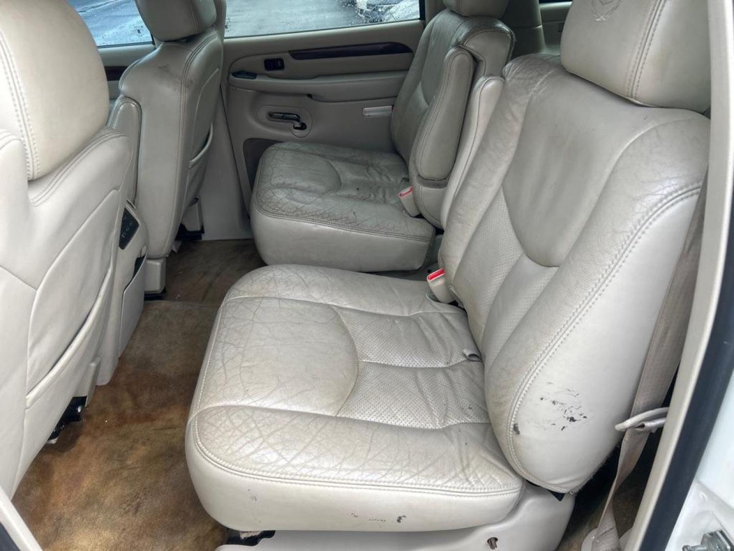 2005 WHITE CADILLAC ESCALADE ESV (3GYFK66N75G) with an 6.0L engine, Automatic transmission, located at 2514 Williamson Rd NE, Roanoke, VA, 24012, (540) 265-7770, 37.294636, -79.936249 - NO CREDIT CHECK FINANCING WITH ONLY $1500 DOWN PAYMENT!!!! Check out our website www.needausedvehicle.com for our No Credit Check/ In House Financing options!! No Credit Check Available!!! In House Financing Available!!! All Clean Title Vehicles (no Salvaged or flooded vehicles ever on our lot)! - Photo#4
