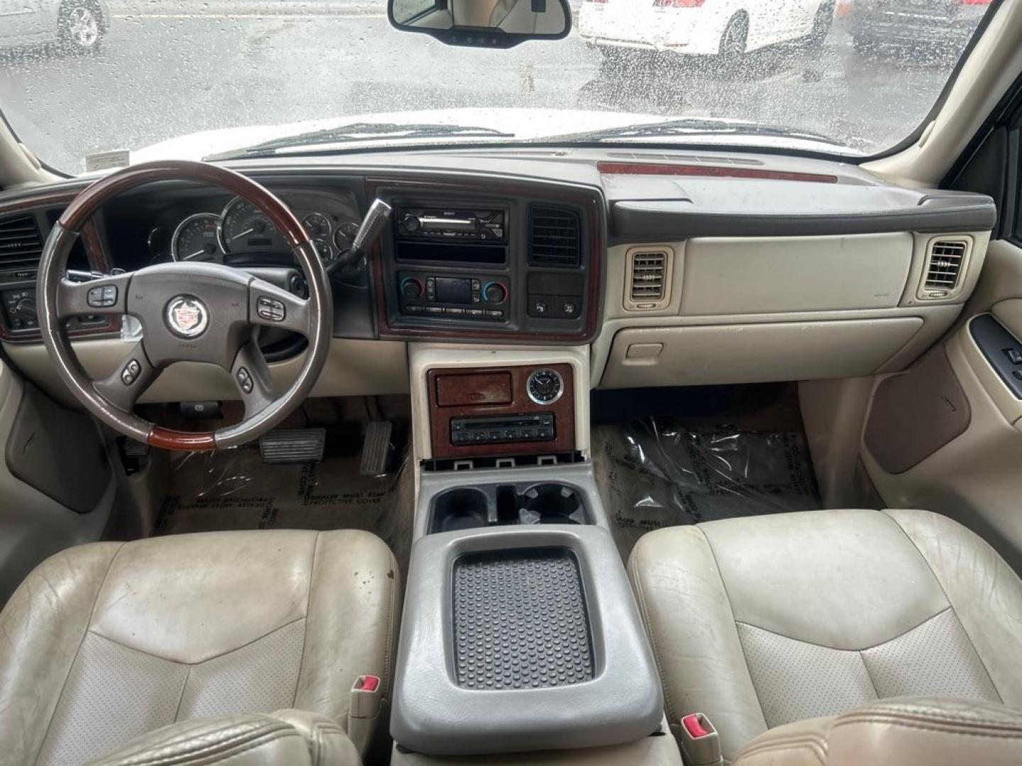 2005 WHITE CADILLAC ESCALADE ESV (3GYFK66N75G) with an 6.0L engine, Automatic transmission, located at 2514 Williamson Rd NE, Roanoke, VA, 24012, (540) 265-7770, 37.294636, -79.936249 - NO CREDIT CHECK FINANCING WITH ONLY $1500 DOWN PAYMENT!!!! Check out our website www.needausedvehicle.com for our No Credit Check/ In House Financing options!! No Credit Check Available!!! In House Financing Available!!! All Clean Title Vehicles (no Salvaged or flooded vehicles ever on our lot)! - Photo#5
