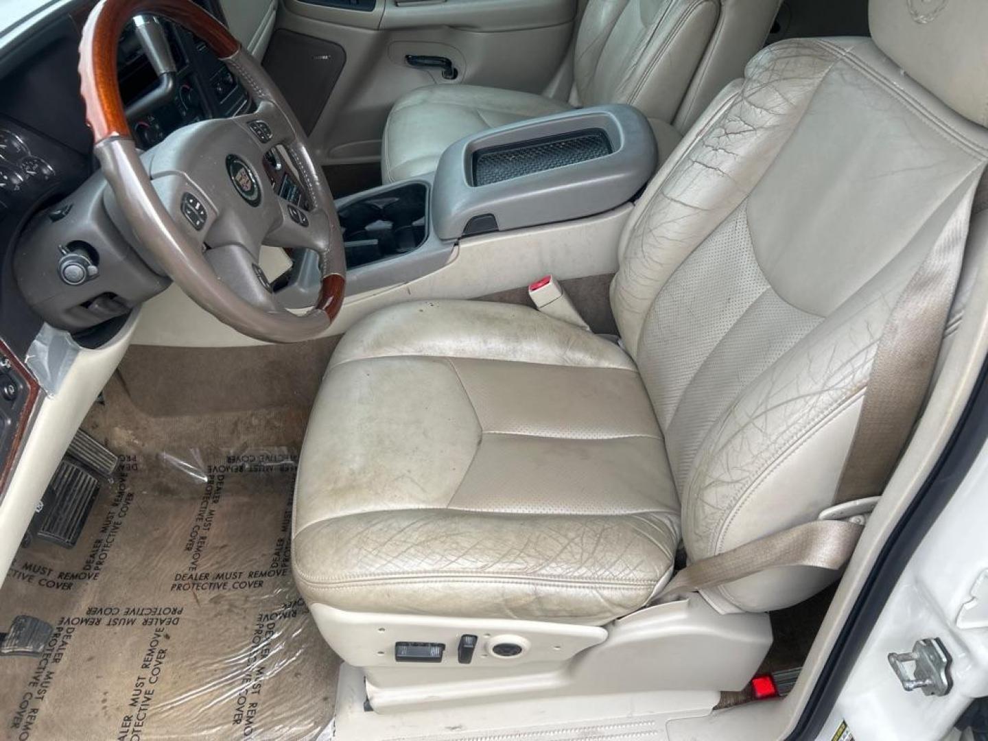 2005 WHITE CADILLAC ESCALADE ESV (3GYFK66N75G) with an 6.0L engine, Automatic transmission, located at 2514 Williamson Rd NE, Roanoke, VA, 24012, (540) 265-7770, 37.294636, -79.936249 - NO CREDIT CHECK FINANCING WITH ONLY $1500 DOWN PAYMENT!!!! Check out our website www.needausedvehicle.com for our No Credit Check/ In House Financing options!! No Credit Check Available!!! In House Financing Available!!! All Clean Title Vehicles (no Salvaged or flooded vehicles ever on our lot)! - Photo#6