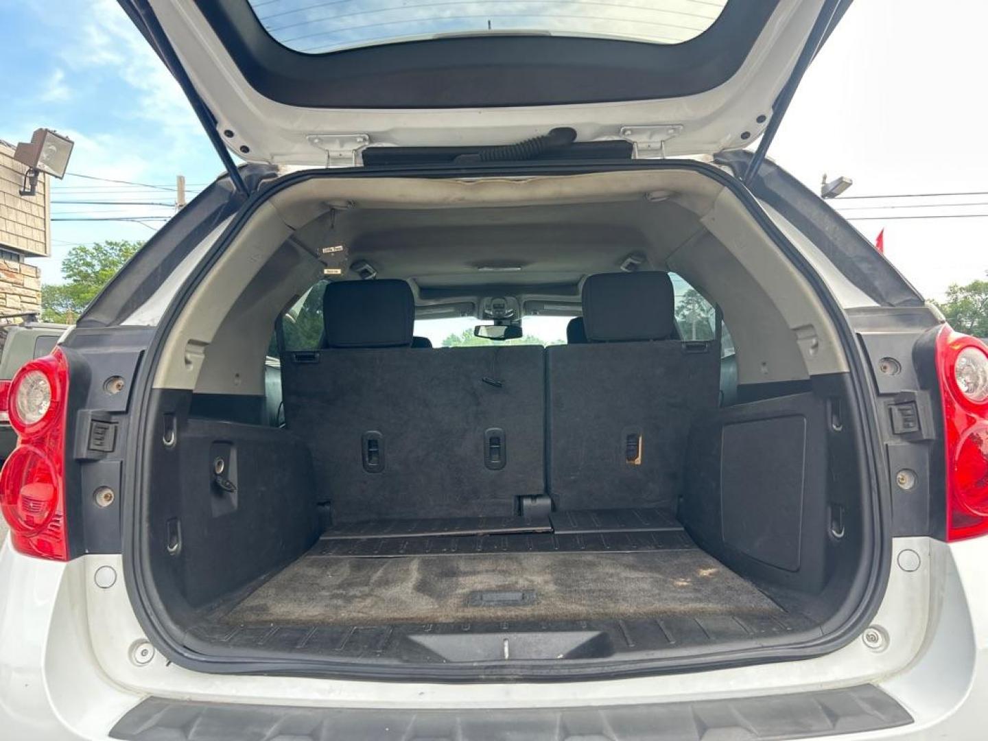 2010 WHITE CHEVROLET EQUINOX LT (2CNFLEEW2A6) with an 2.4L engine, Automatic transmission, located at 2514 Williamson Rd NE, Roanoke, VA, 24012, (540) 265-7770, 37.294636, -79.936249 - NO CREDIT CHECK FINANCING WITH ONLY $1700 DOWN PAYMENT!!!! Check out our website www.needausedvehicle.com for our No Credit Check/ In House Financing options!! No Credit Check Available!!! In House Financing Available!!! All Clean Title Vehicles (no Salvaged or flooded vehicles ever on our lot)! - Photo#4