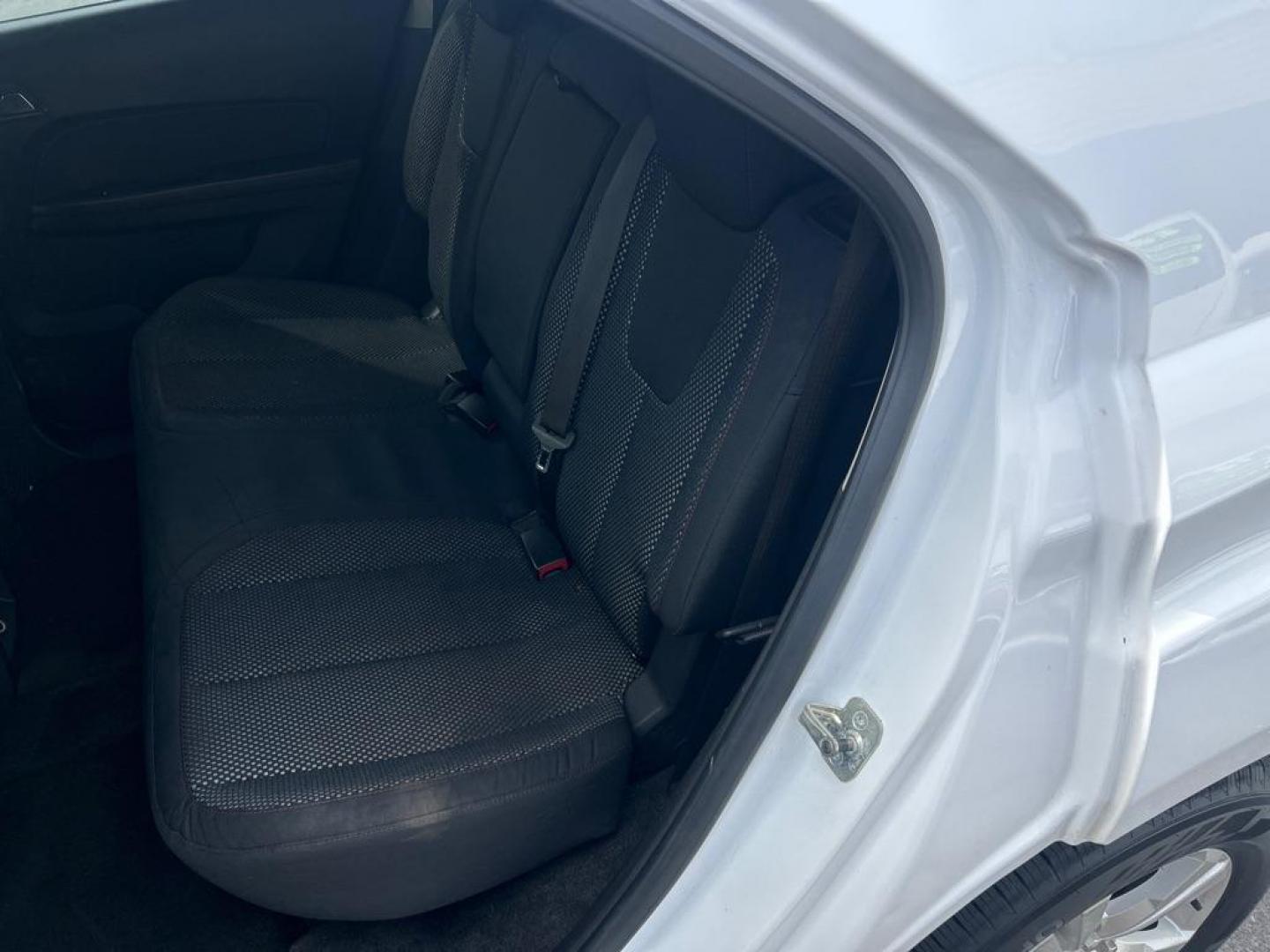 2010 WHITE CHEVROLET EQUINOX LT (2CNFLEEW2A6) with an 2.4L engine, Automatic transmission, located at 2514 Williamson Rd NE, Roanoke, VA, 24012, (540) 265-7770, 37.294636, -79.936249 - NO CREDIT CHECK FINANCING WITH ONLY $1700 DOWN PAYMENT!!!! Check out our website www.needausedvehicle.com for our No Credit Check/ In House Financing options!! No Credit Check Available!!! In House Financing Available!!! All Clean Title Vehicles (no Salvaged or flooded vehicles ever on our lot)! - Photo#6