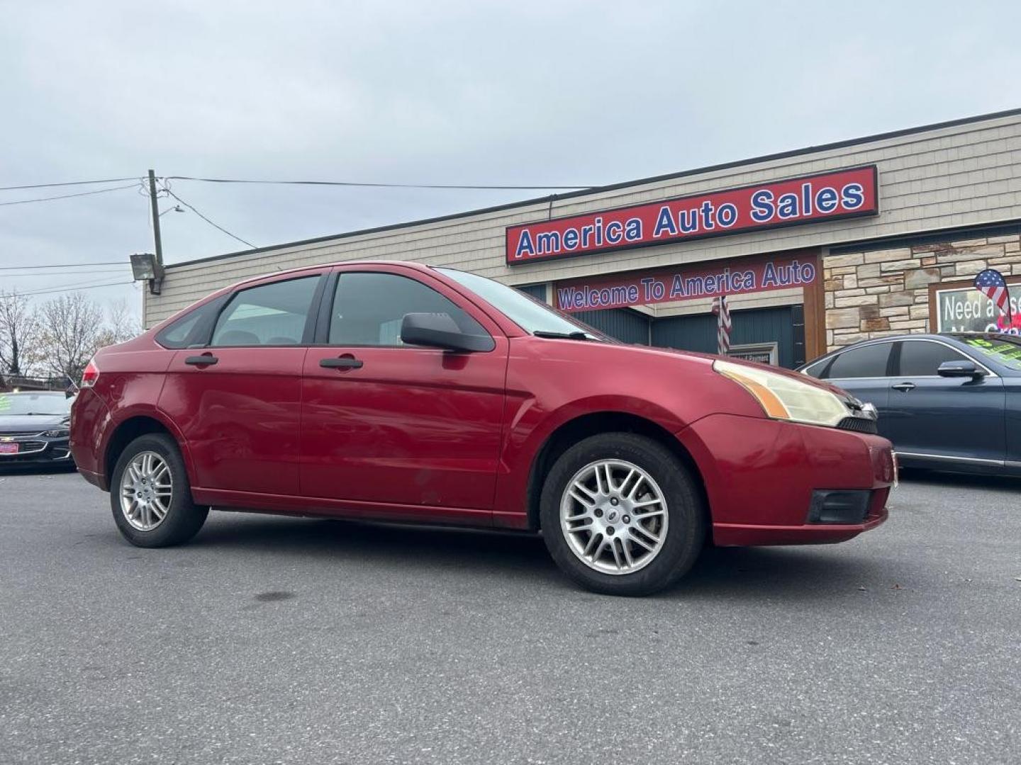 2011 RED FORD FOCUS SE (1FAHP3FN1BW) with an 2.0L engine, Automatic transmission, located at 2514 Williamson Rd NE, Roanoke, VA, 24012, (540) 265-7770, 37.294636, -79.936249 - Photo#0