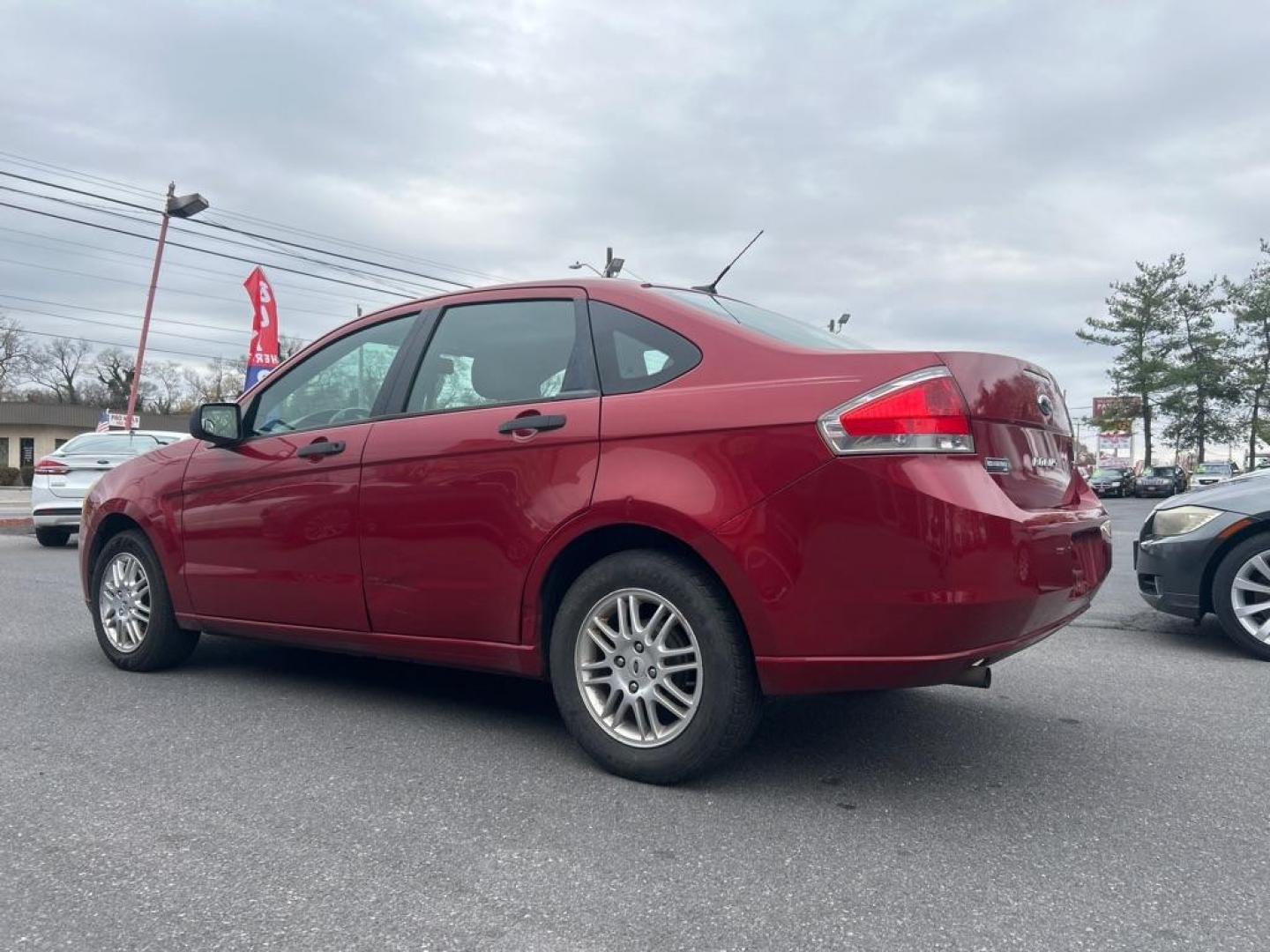 2011 RED FORD FOCUS SE (1FAHP3FN1BW) with an 2.0L engine, Automatic transmission, located at 2514 Williamson Rd NE, Roanoke, VA, 24012, (540) 265-7770, 37.294636, -79.936249 - Photo#2