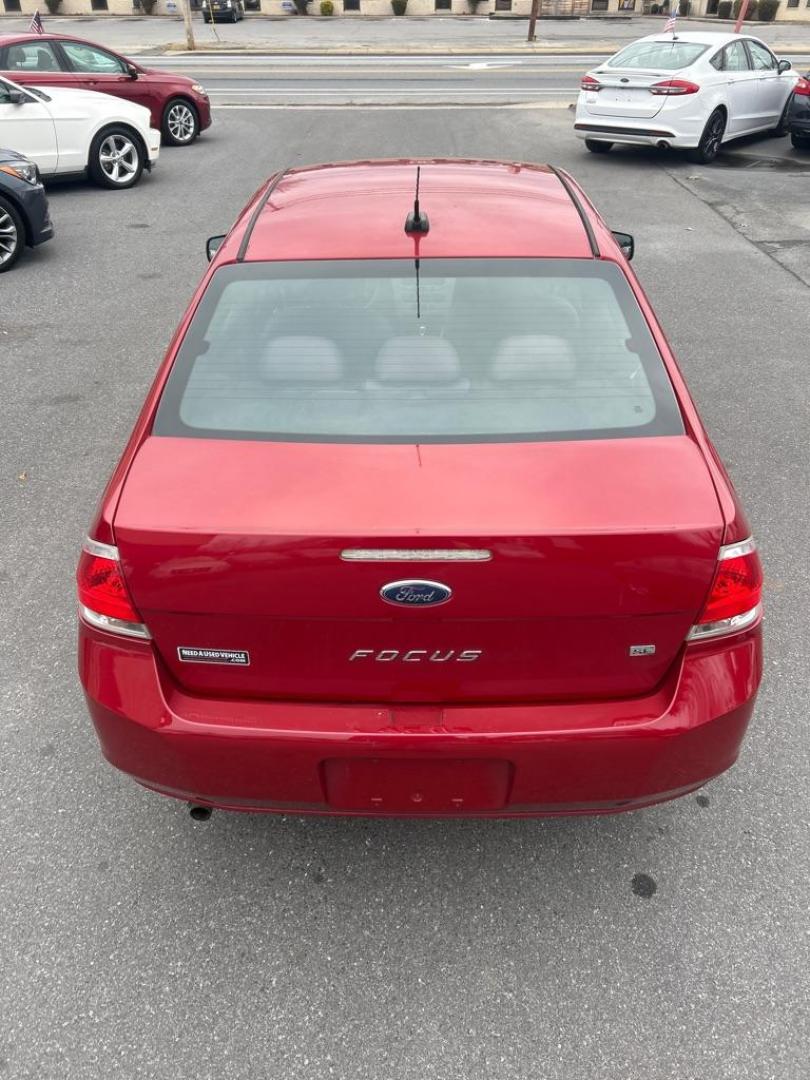 2011 RED FORD FOCUS SE (1FAHP3FN1BW) with an 2.0L engine, Automatic transmission, located at 2514 Williamson Rd NE, Roanoke, VA, 24012, (540) 265-7770, 37.294636, -79.936249 - Photo#3