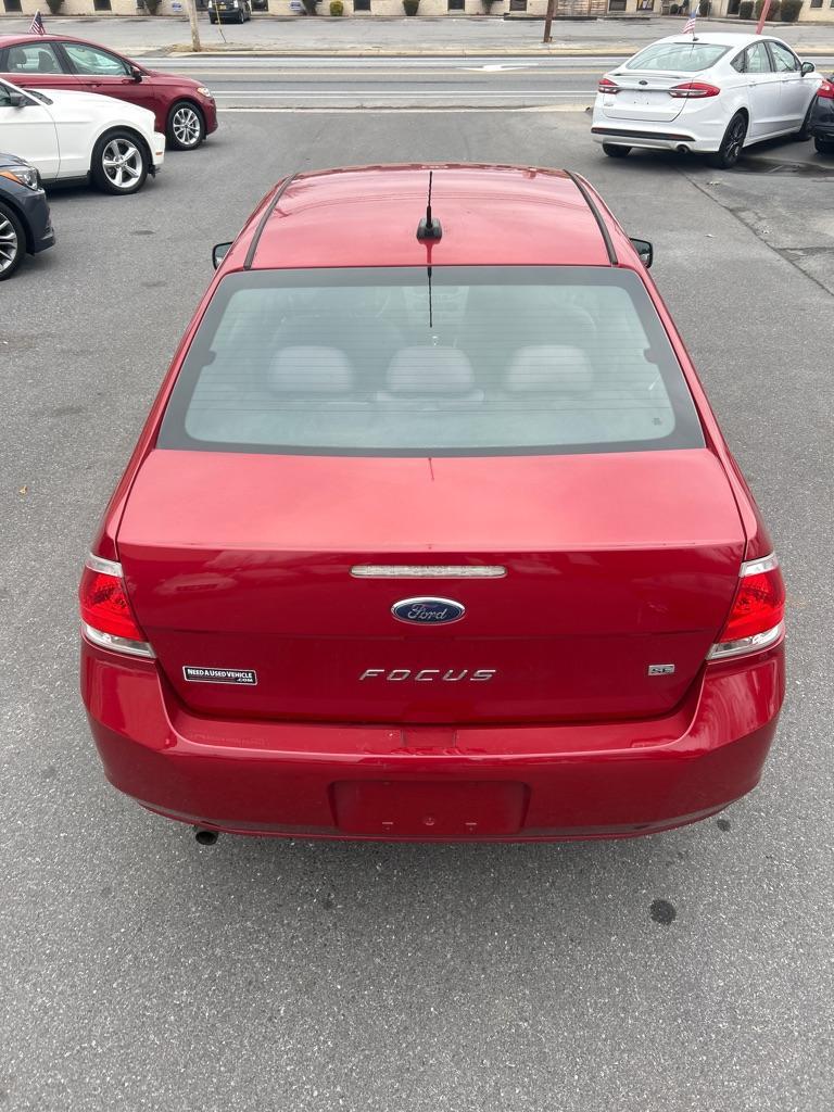 2011 RED FORD FOCUS SE (1FAHP3FN1BW) with an 2.0L engine, Automatic transmission, located at 2514 Williamson Rd NE, Roanoke, VA, 24012, (540) 265-7770, 37.294636, -79.936249 - NO CREDIT CHECK FINANCING WITH ONLY $1050 DOWN PAYMENT!!!! Check out our website www.needausedvehicle.com for our No Credit Check/ In House Financing options!! No Credit Check Available!!! In House Financing Available!!! All Clean Title Vehicles (no Salvaged or flooded vehicles ever on our lot)! - Photo#3
