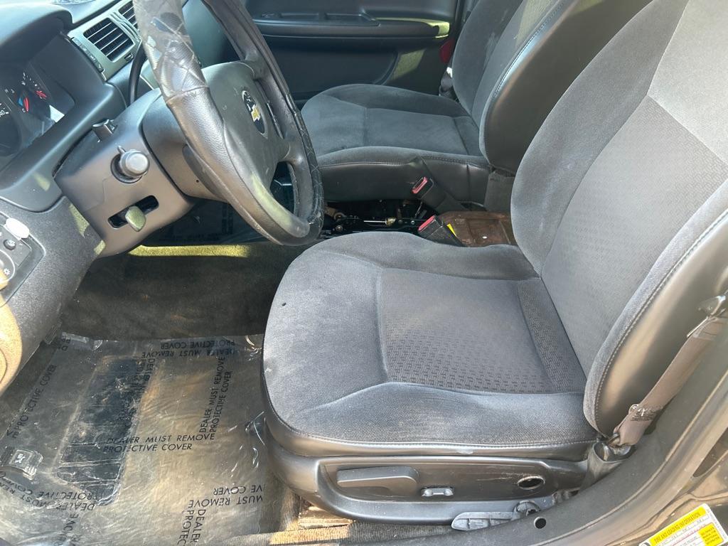 2011 BLACK CHEVROLET IMPALA POLICE (2G1WD5EMXB1) with an 3.9L engine, Automatic transmission, located at 2514 Williamson Rd NE, Roanoke, VA, 24012, (540) 265-7770, 37.294636, -79.936249 - NO CREDIT CHECK FINANCING WITH ONLY $1100 DOWN PAYMENT!!!! Check out our website www.needausedvehicle.com for our No Credit Check/ In House Financing options!! No Credit Check Available!!! In House Financing Available!!! All Clean Title Vehicles (no Salvaged or flooded vehicles ever on our lot)! - Photo#4