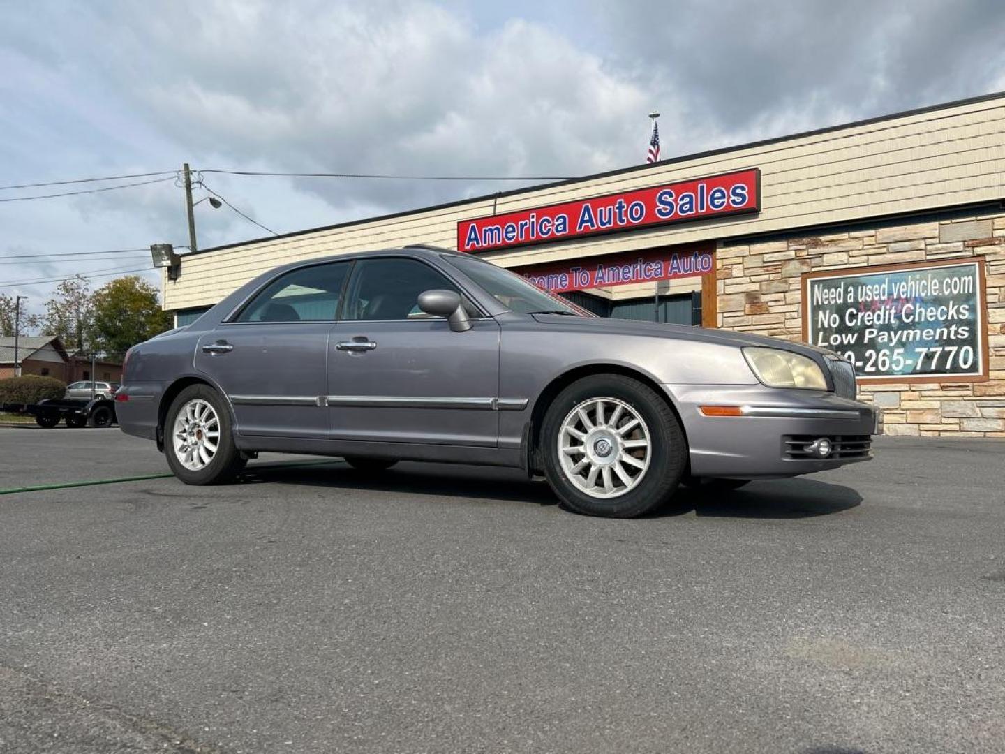 2005 GRAY HYUNDAI XG 350 (KMHFU45E65A) with an 3.5L engine, Automatic transmission, located at 2514 Williamson Rd NE, Roanoke, VA, 24012, (540) 265-7770, 37.294636, -79.936249 - Photo#0