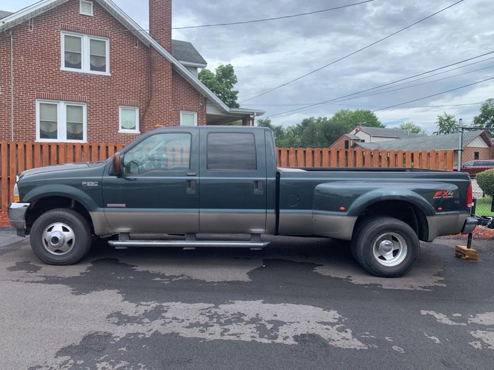 2004 GREEN FORD F350 SUPER DUTY (1FTWW33P94E) with an 6.0L engine, Automatic transmission, located at 2514 Williamson Rd NE, Roanoke, VA, 24012, (540) 265-7770, 37.294636, -79.936249 - Photo #0
