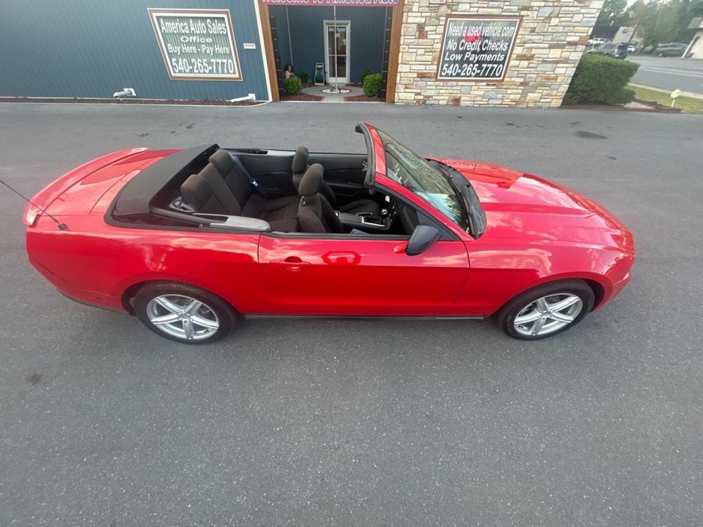 2010 RED FORD MUSTANG Convertible (1ZVBP8EN6A5) with an 4.0L engine, Automatic transmission, located at 2514 Williamson Rd NE, Roanoke, VA, 24012, (540) 265-7770, 37.294636, -79.936249 - NO CREDIT CHECK FINANCING WITH ONLY $3000 DOWN PAYMENT!!!! Check out our website www.needausedvehicle.com for our No Credit Check/ In House Financing options!! No Credit Check Available!!! In House Financing Available!!! All Clean Title Vehicles (no Salvaged or flooded vehicles ever on our lot)! - Photo#6