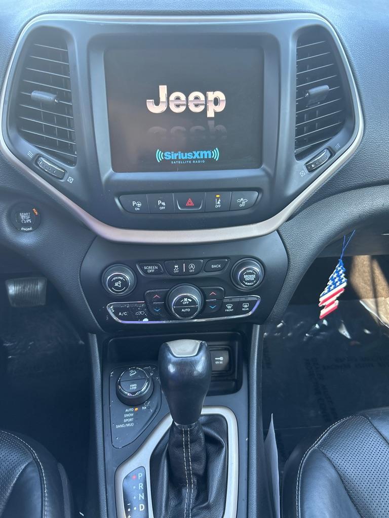 2015 BLACK JEEP CHEROKEE LIMITED (1C4PJMDS9FW) with an 3.2L engine, Automatic transmission, located at 2514 Williamson Rd NE, Roanoke, VA, 24012, (540) 265-7770, 37.294636, -79.936249 - NO CREDIT CHECK FINANCING WITH ONLY $2800 DOWN PAYMENT!!!! Check out our website www.needausedvehicle.com for our No Credit Check/ In House Financing options!! No Credit Check Available!!! In House Financing Available!!! All Clean Title Vehicles (no Salvaged or flooded vehicles ever on our lot)! - Photo#6