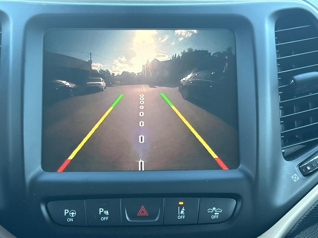 2015 BLACK JEEP CHEROKEE LIMITED (1C4PJMDS9FW) with an 3.2L engine, Automatic transmission, located at 2514 Williamson Rd NE, Roanoke, VA, 24012, (540) 265-7770, 37.294636, -79.936249 - NO CREDIT CHECK FINANCING WITH ONLY $2800 DOWN PAYMENT!!!! Check out our website www.needausedvehicle.com for our No Credit Check/ In House Financing options!! No Credit Check Available!!! In House Financing Available!!! All Clean Title Vehicles (no Salvaged or flooded vehicles ever on our lot)! - Photo#14