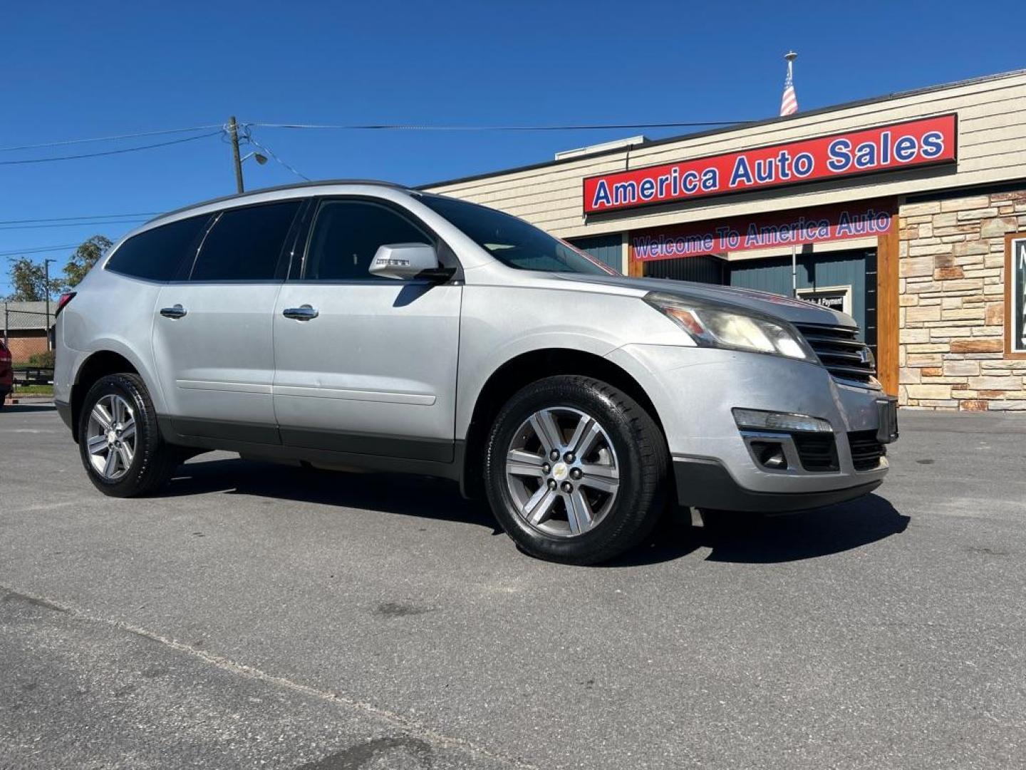 2016 SILVER CHEVROLET TRAVERSE LT (1GNKRHKD6GJ) with an 3.6L engine, Automatic transmission, located at 2514 Williamson Rd NE, Roanoke, VA, 24012, (540) 265-7770, 37.294636, -79.936249 - Photo#0