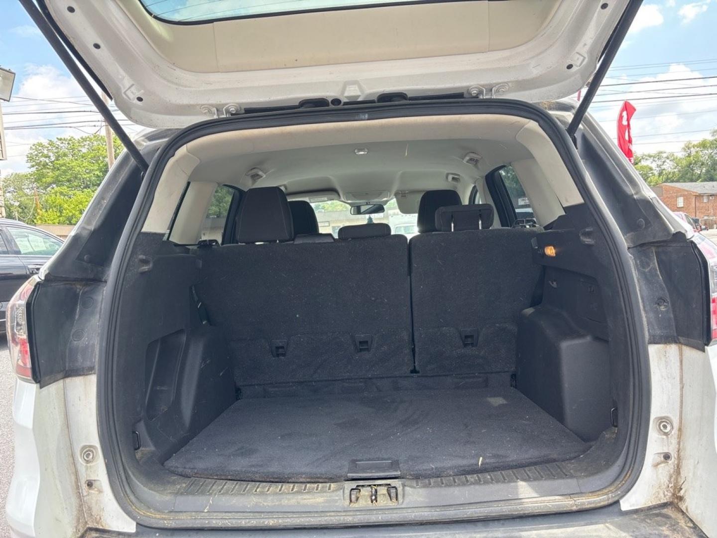 2017 WHITE FORD ESCAPE SE (1FMCU9GD4HU) with an 1.5L engine, Automatic transmission, located at 2514 Williamson Rd NE, Roanoke, VA, 24012, (540) 265-7770, 37.294636, -79.936249 - NO CREDIT CHECK FINANCING WITH ONLY $1900 DOWN PAYMENT!!!! Check out our website www.needausedvehicle.com for our No Credit Check/ In House Financing options!! No Credit Check Available!!! In House Financing Available!!! All Clean Title Vehicles (no Salvaged or flooded vehicles ever on our lot)!- Photo#4