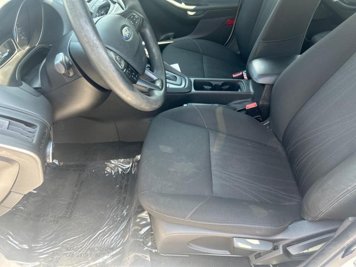 2016 WHITE FORD FOCUS SE (1FADP3F21GL) with an 2.0L engine, Automatic transmission, located at 2514 Williamson Rd NE, Roanoke, VA, 24012, (540) 265-7770, 37.294636, -79.936249 - NO CREDIT CHECK FINANCING WITH ONLY $2200 DOWN PAYMENT!!!! Check out our website www.needausedvehicle.com for our No Credit Check/ In House Financing options!! No Credit Check Available!!! In House Financing Available!!! All Clean Title Vehicles (no Salvaged or flooded vehicles ever on our lot)! - Photo#4