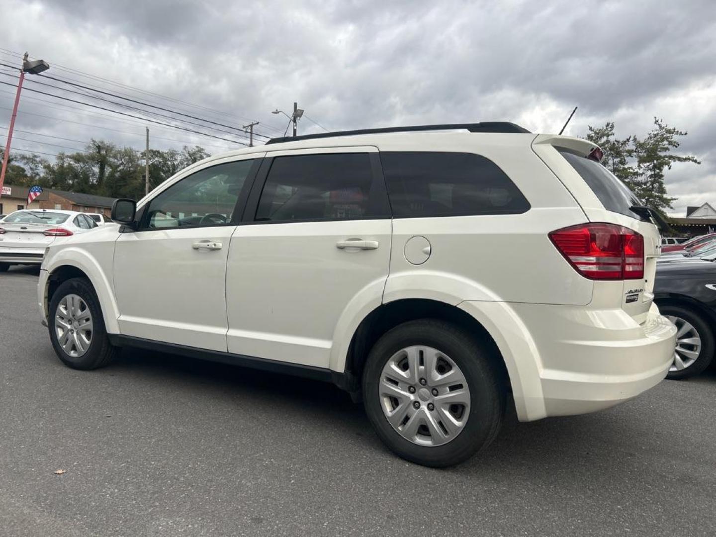 2016 WHITE DODGE JOURNEY SE (3C4PDCAB3GT) with an 2.4L engine, Automatic transmission, located at 2514 Williamson Rd NE, Roanoke, VA, 24012, (540) 265-7770, 37.294636, -79.936249 - NO CREDIT CHECK FINANCING WITH ONLY $1700 DOWN PAYMENT!!!! Check out our website www.needausedvehicle.com for our No Credit Check/ In House Financing options!! No Credit Check Available!!! In House Financing Available!!! All Clean Title Vehicles (no Salvaged or flooded vehicles ever on our lot)! - Photo#1