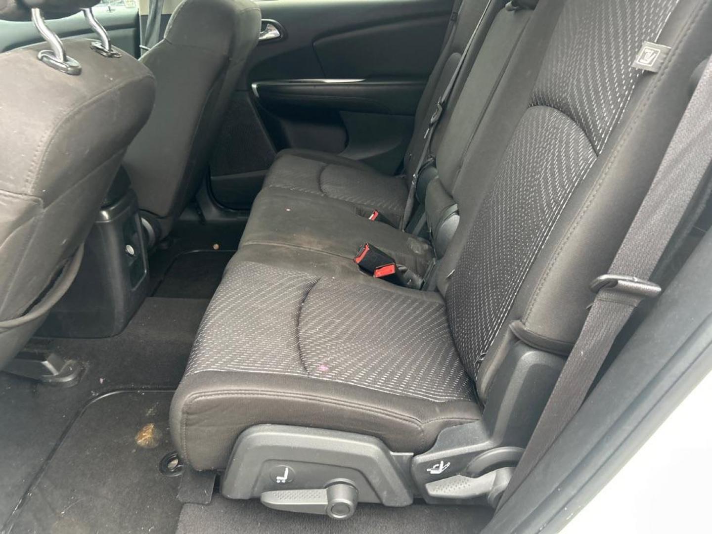 2016 WHITE DODGE JOURNEY SE (3C4PDCAB3GT) with an 2.4L engine, Automatic transmission, located at 2514 Williamson Rd NE, Roanoke, VA, 24012, (540) 265-7770, 37.294636, -79.936249 - NO CREDIT CHECK FINANCING WITH ONLY $1700 DOWN PAYMENT!!!! Check out our website www.needausedvehicle.com for our No Credit Check/ In House Financing options!! No Credit Check Available!!! In House Financing Available!!! All Clean Title Vehicles (no Salvaged or flooded vehicles ever on our lot)! - Photo#5