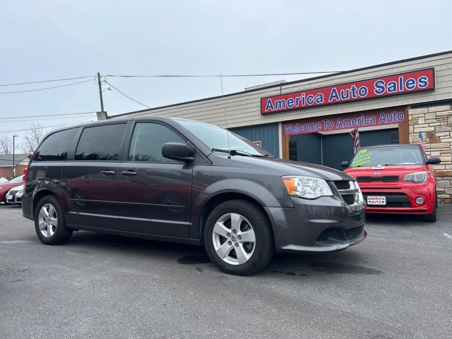 2015 GRAY DODGE GRAND CARAVAN SE (2C4RDGBG5FR) with an 3.6L engine, Automatic transmission, located at 2514 Williamson Rd NE, Roanoke, VA, 24012, (540) 265-7770, 37.294636, -79.936249 - Photo#0
