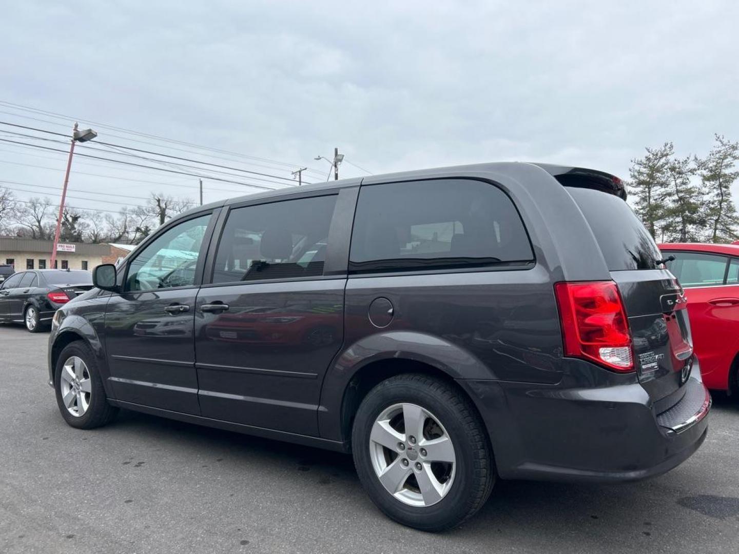 2015 GRAY DODGE GRAND CARAVAN SE (2C4RDGBG5FR) with an 3.6L engine, Automatic transmission, located at 2514 Williamson Rd NE, Roanoke, VA, 24012, (540) 265-7770, 37.294636, -79.936249 - Photo#2