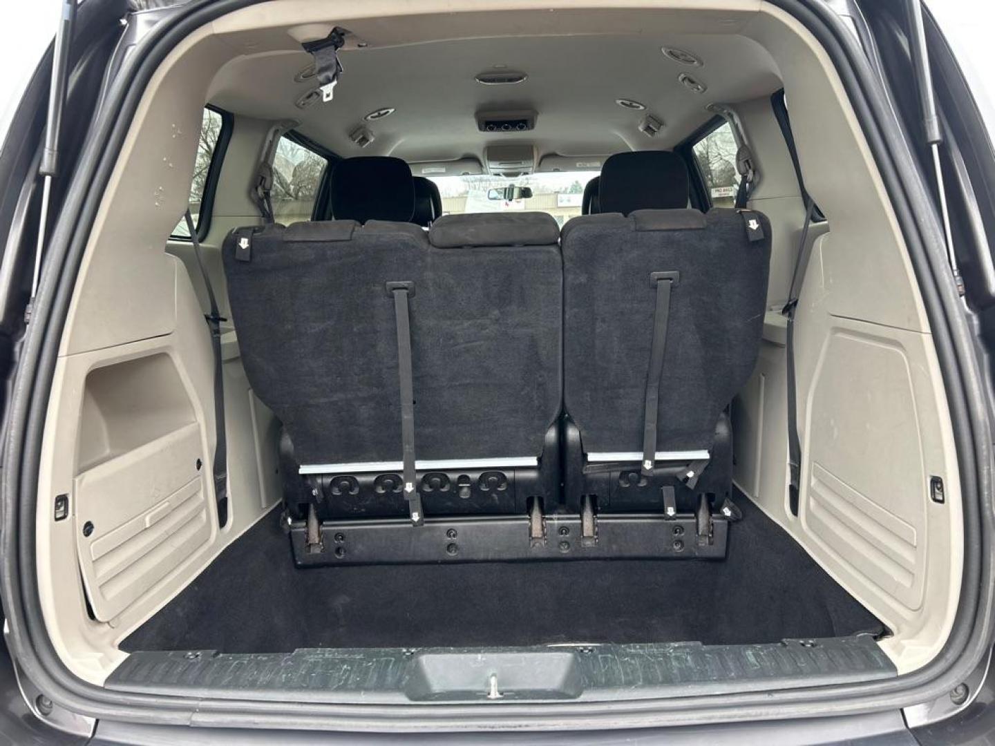 2015 GRAY DODGE GRAND CARAVAN SE (2C4RDGBG5FR) with an 3.6L engine, Automatic transmission, located at 2514 Williamson Rd NE, Roanoke, VA, 24012, (540) 265-7770, 37.294636, -79.936249 - Photo#4