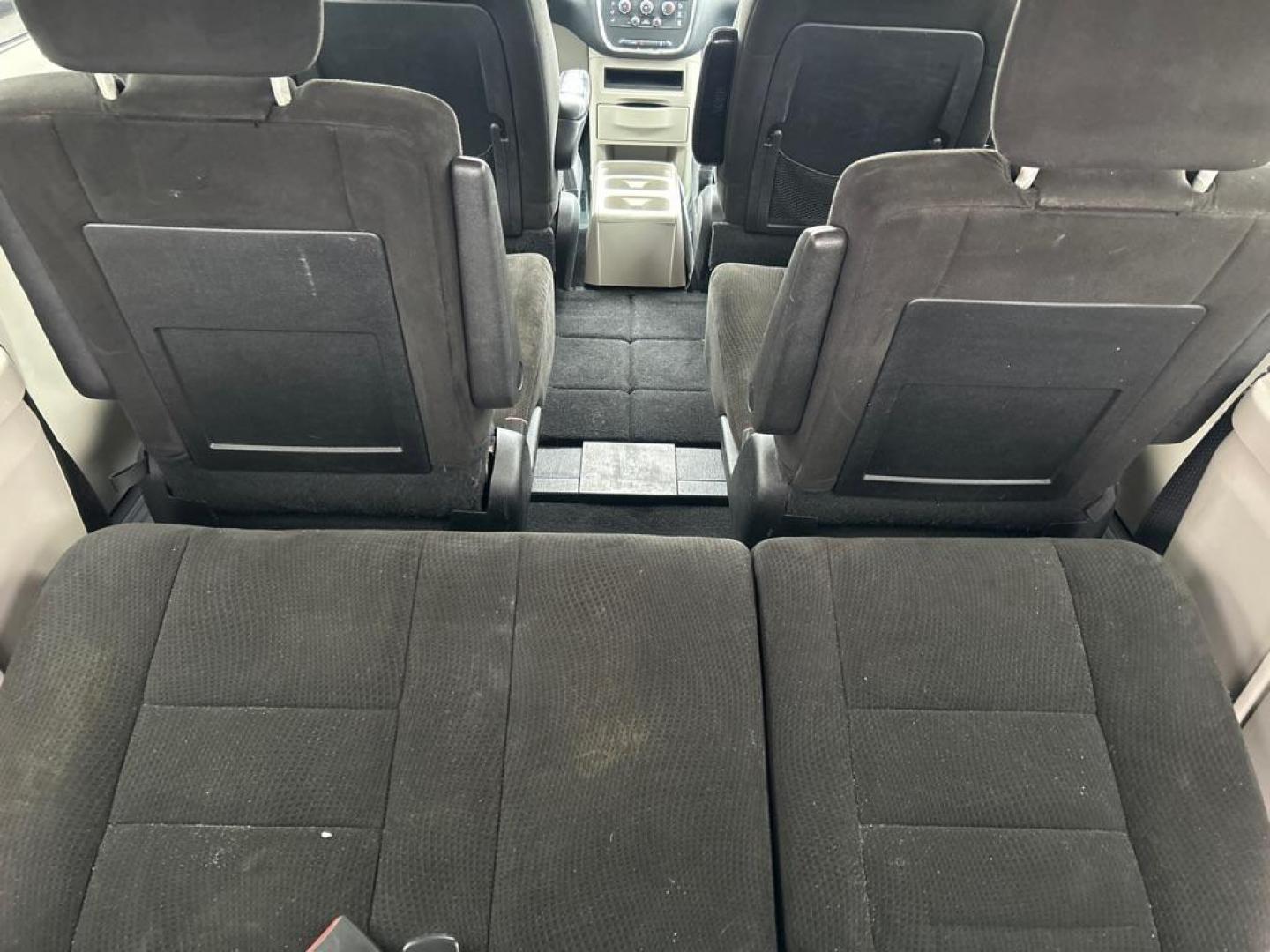 2015 GRAY DODGE GRAND CARAVAN SE (2C4RDGBG5FR) with an 3.6L engine, Automatic transmission, located at 2514 Williamson Rd NE, Roanoke, VA, 24012, (540) 265-7770, 37.294636, -79.936249 - Photo#5