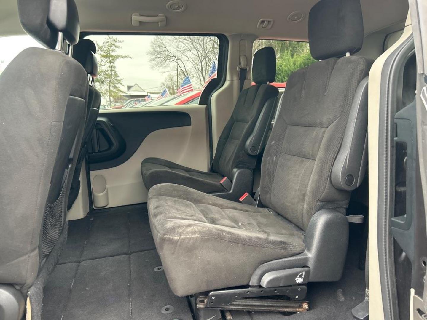 2015 GRAY DODGE GRAND CARAVAN SE (2C4RDGBG5FR) with an 3.6L engine, Automatic transmission, located at 2514 Williamson Rd NE, Roanoke, VA, 24012, (540) 265-7770, 37.294636, -79.936249 - Photo#6