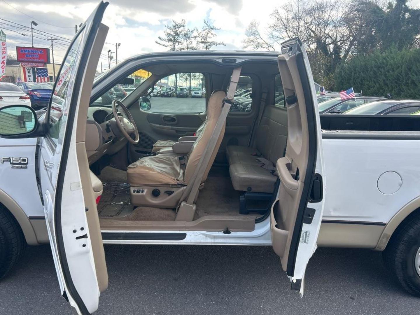 1999 WHITE FORD F150 Lariat (1FTRX17L6XK) with an 5.4L engine, Automatic transmission, located at 2514 Williamson Rd NE, Roanoke, VA, 24012, (540) 265-7770, 37.294636, -79.936249 - NO CREDIT CHECK FINANCING WITH ONLY $1300 DOWN PAYMENT!!!! Check out our website www.needausedvehicle.com for our No Credit Check/ In House Financing options!! No Credit Check Available!!! In House Financing Available!!! All Clean Title Vehicles (no Salvaged or flooded vehicles ever on our lot)! - Photo#4