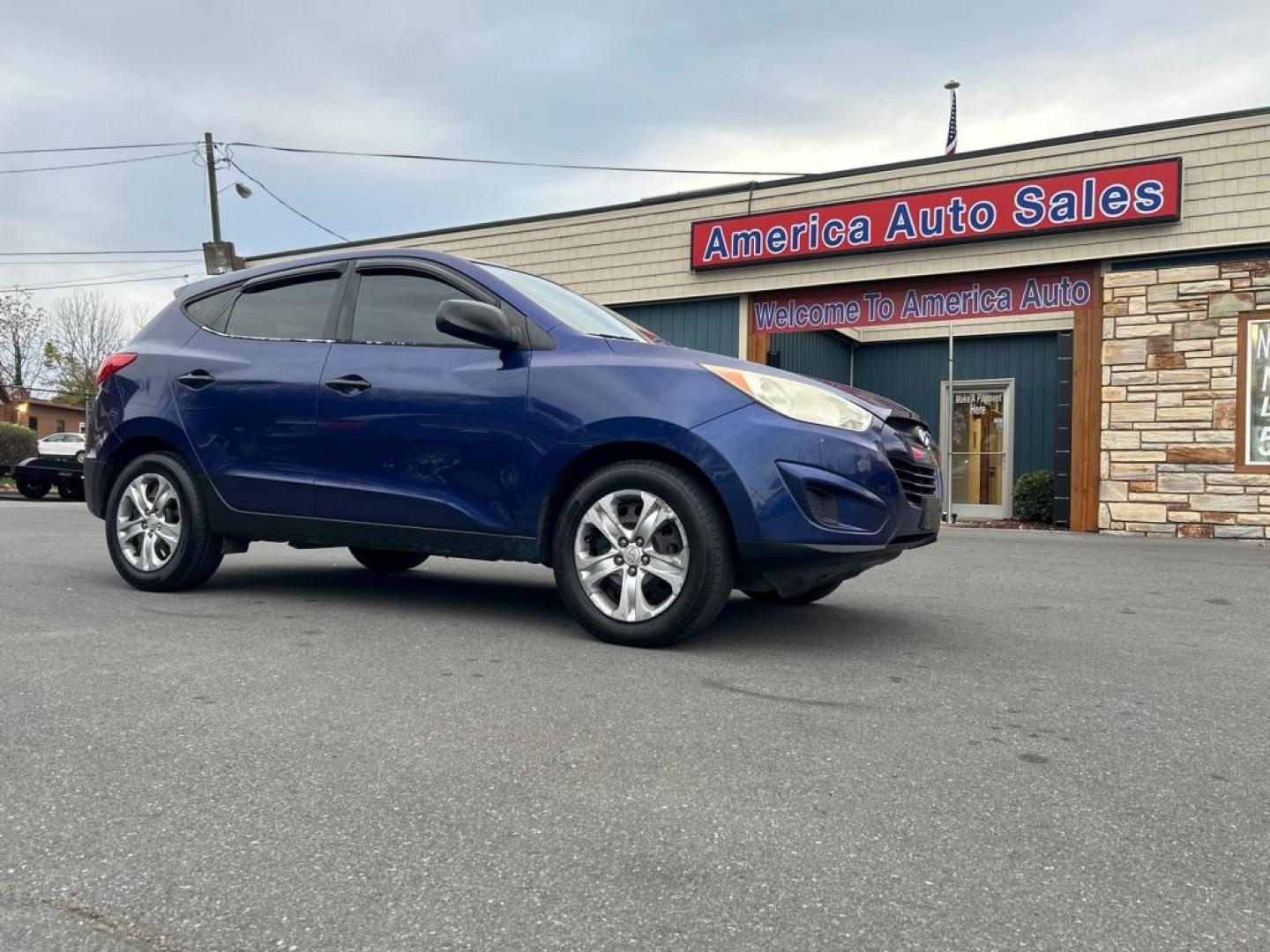 2010 BLUE HYUNDAI TUCSON GLS (KM8JT3AC6AU) with an 2.4L engine, Automatic transmission, located at 2514 Williamson Rd NE, Roanoke, VA, 24012, (540) 265-7770, 37.294636, -79.936249 - NO CREDIT CHECK FINANCING WITH ONLY $1500 DOWN PAYMENT!!!! Check out our website www.needausedvehicle.com for our No Credit Check/ In House Financing options!! No Credit Check Available!!! In House Financing Available!!! All Clean Title Vehicles (no Salvaged or flooded vehicles ever on our lot)! - Photo#0