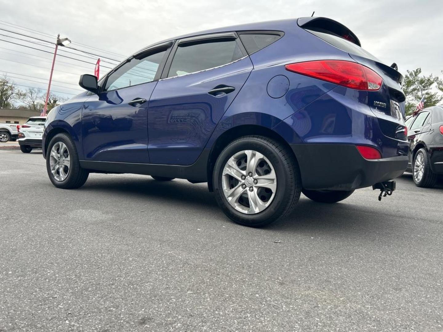 2010 BLUE HYUNDAI TUCSON GLS (KM8JT3AC6AU) with an 2.4L engine, Automatic transmission, located at 2514 Williamson Rd NE, Roanoke, VA, 24012, (540) 265-7770, 37.294636, -79.936249 - NO CREDIT CHECK FINANCING WITH ONLY $1500 DOWN PAYMENT!!!! Check out our website www.needausedvehicle.com for our No Credit Check/ In House Financing options!! No Credit Check Available!!! In House Financing Available!!! All Clean Title Vehicles (no Salvaged or flooded vehicles ever on our lot)! - Photo#2