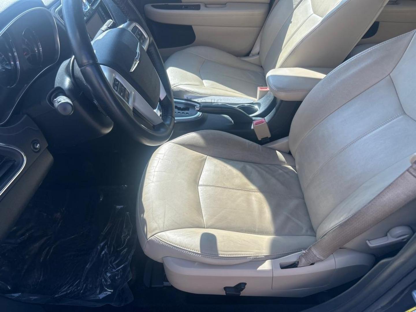 2012 BLACK CHRYSLER 200 LIMITED (1C3CCBCG6CN) with an 3.6L engine, Automatic transmission, located at 2514 Williamson Rd NE, Roanoke, VA, 24012, (540) 265-7770, 37.294636, -79.936249 - Photo#6