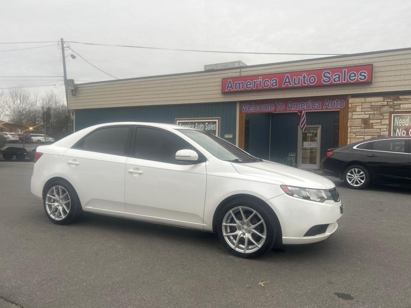 2012 WHITE KIA FORTE EX (KNAFU4A28C5) with an 2.0L engine, Automatic transmission, located at 2514 Williamson Rd NE, Roanoke, VA, 24012, (540) 265-7770, 37.294636, -79.936249 - Photo#0