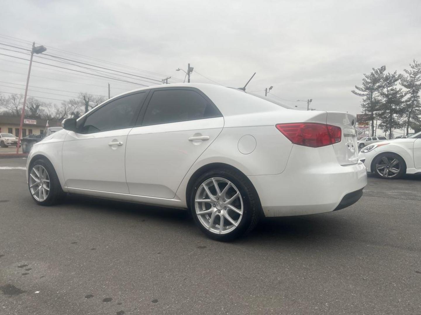2012 WHITE KIA FORTE EX (KNAFU4A28C5) with an 2.0L engine, Automatic transmission, located at 2514 Williamson Rd NE, Roanoke, VA, 24012, (540) 265-7770, 37.294636, -79.936249 - Photo#2