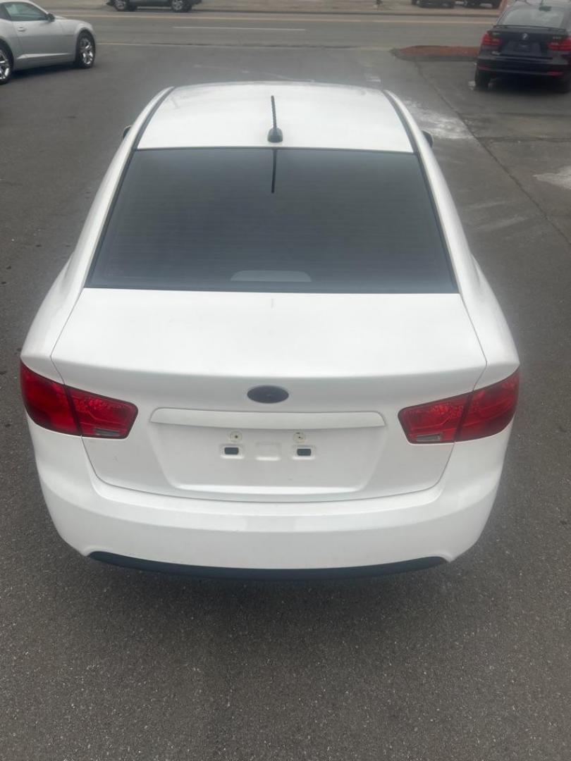 2012 WHITE KIA FORTE EX (KNAFU4A28C5) with an 2.0L engine, Automatic transmission, located at 2514 Williamson Rd NE, Roanoke, VA, 24012, (540) 265-7770, 37.294636, -79.936249 - Photo#3