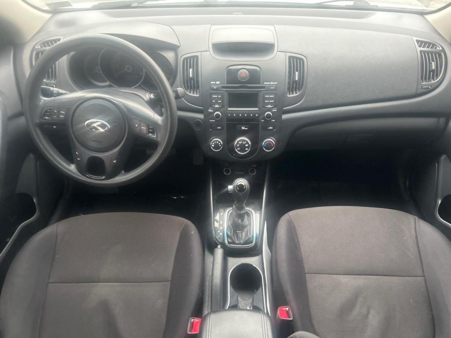 2012 WHITE KIA FORTE EX (KNAFU4A28C5) with an 2.0L engine, Automatic transmission, located at 2514 Williamson Rd NE, Roanoke, VA, 24012, (540) 265-7770, 37.294636, -79.936249 - Photo#5