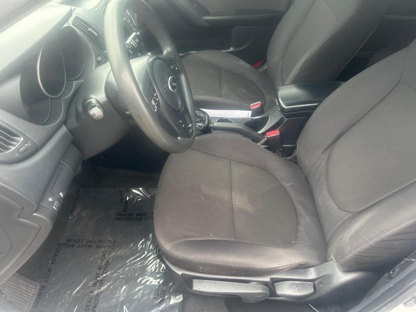 2012 WHITE KIA FORTE EX (KNAFU4A28C5) with an 2.0L engine, Automatic transmission, located at 2514 Williamson Rd NE, Roanoke, VA, 24012, (540) 265-7770, 37.294636, -79.936249 - Photo#6