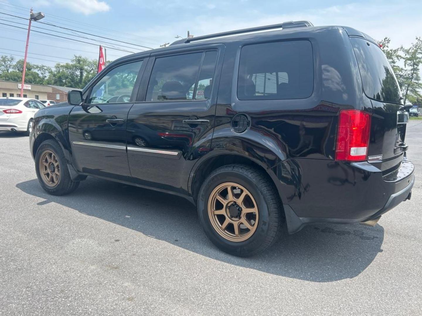 2011 BLACK HONDA PILOT TOURING (5FNYF4H98BB) with an 3.5L engine, Automatic transmission, located at 2514 Williamson Rd NE, Roanoke, VA, 24012, (540) 265-7770, 37.294636, -79.936249 - NO CREDIT CHECK FINANCING WITH ONLY $2000 DOWN PAYMENT!!!! Check out our website www.needausedvehicle.com for our No Credit Check/ In House Financing options!! No Credit Check Available!!! In House Financing Available!!! All Clean Title Vehicles (no Salvaged or flooded vehicles ever on our lot)! - Photo#2