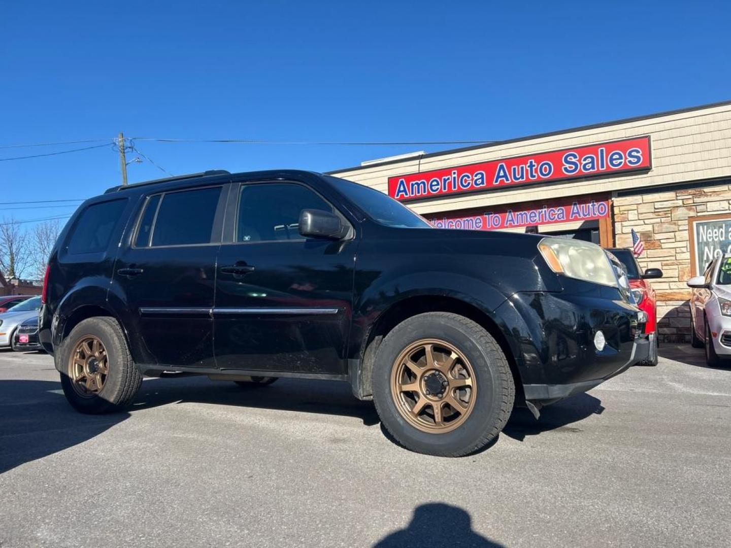 2011 BLACK HONDA PILOT TOURING (5FNYF4H98BB) with an 3.5L engine, Automatic transmission, located at 2514 Williamson Rd NE, Roanoke, VA, 24012, (540) 265-7770, 37.294636, -79.936249 - Photo#0