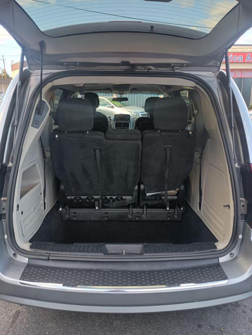 2016 SILVER DODGE GRAND CARAVAN SXT (2C4RDGCG7GR) with an 3.6L engine, Automatic transmission, located at 2514 Williamson Rd NE, Roanoke, VA, 24012, (540) 265-7770, 37.294636, -79.936249 - Photo#4