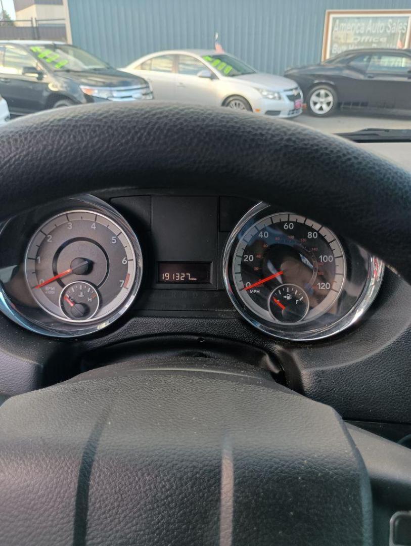 2016 SILVER DODGE GRAND CARAVAN SXT (2C4RDGCG7GR) with an 3.6L engine, Automatic transmission, located at 2514 Williamson Rd NE, Roanoke, VA, 24012, (540) 265-7770, 37.294636, -79.936249 - Photo#5