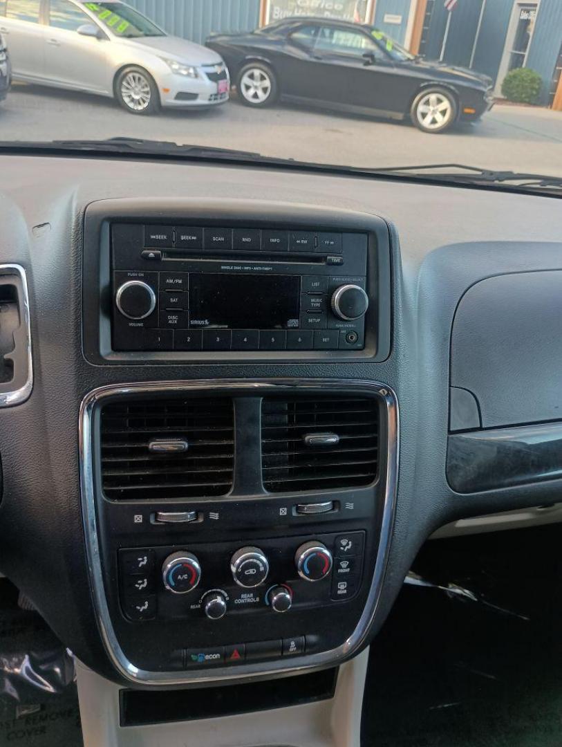2016 SILVER DODGE GRAND CARAVAN SXT (2C4RDGCG7GR) with an 3.6L engine, Automatic transmission, located at 2514 Williamson Rd NE, Roanoke, VA, 24012, (540) 265-7770, 37.294636, -79.936249 - Photo#6