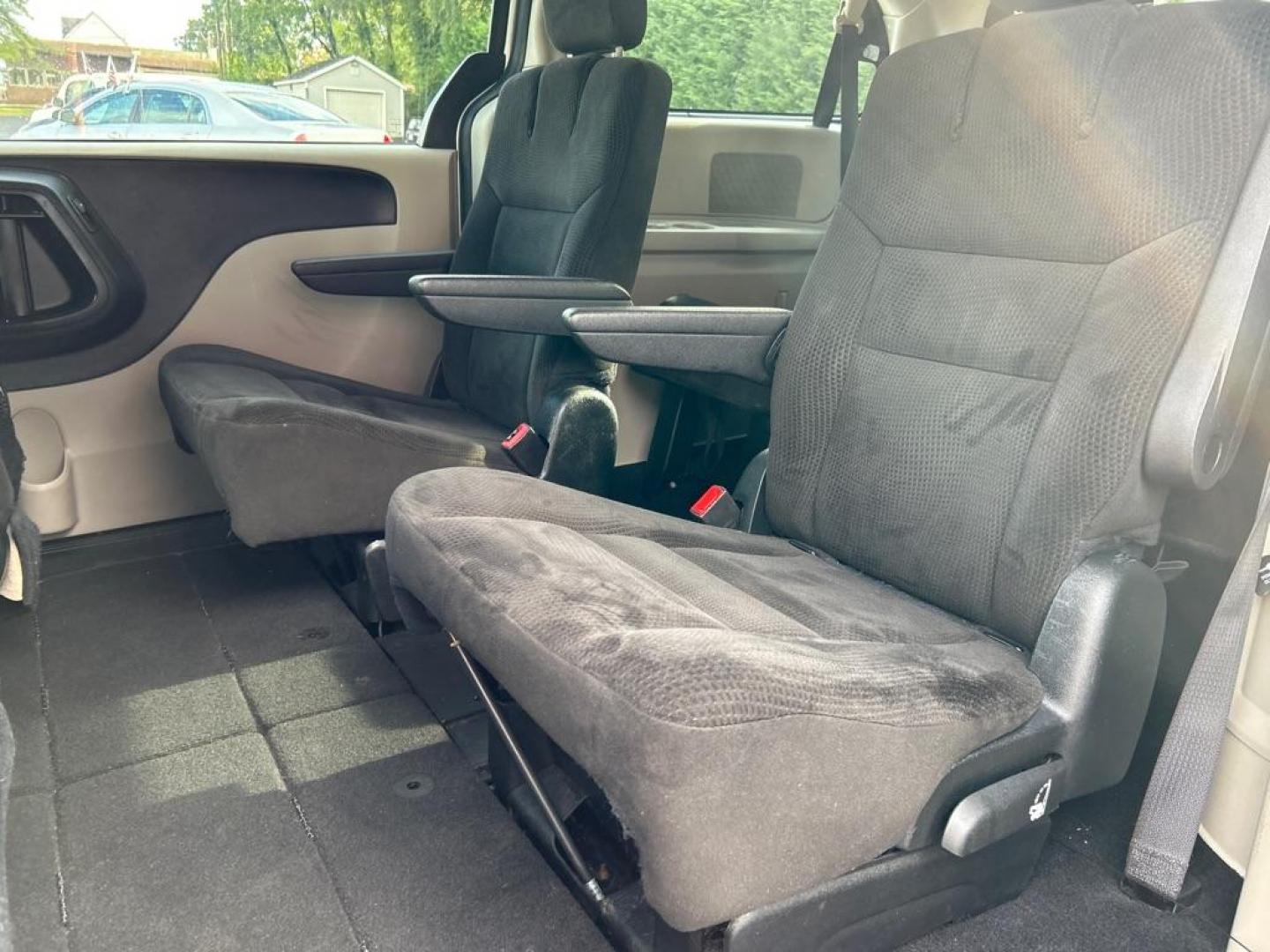 2016 SILVER DODGE GRAND CARAVAN SXT (2C4RDGCG7GR) with an 3.6L engine, Automatic transmission, located at 2514 Williamson Rd NE, Roanoke, VA, 24012, (540) 265-7770, 37.294636, -79.936249 - Photo#3
