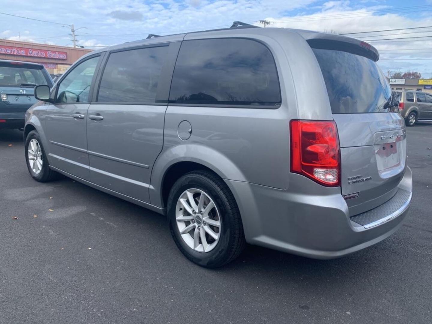 2016 SILVER DODGE GRAND CARAVAN SXT (2C4RDGCG7GR) with an 3.6L engine, Automatic transmission, located at 2514 Williamson Rd NE, Roanoke, VA, 24012, (540) 265-7770, 37.294636, -79.936249 - Photo#1