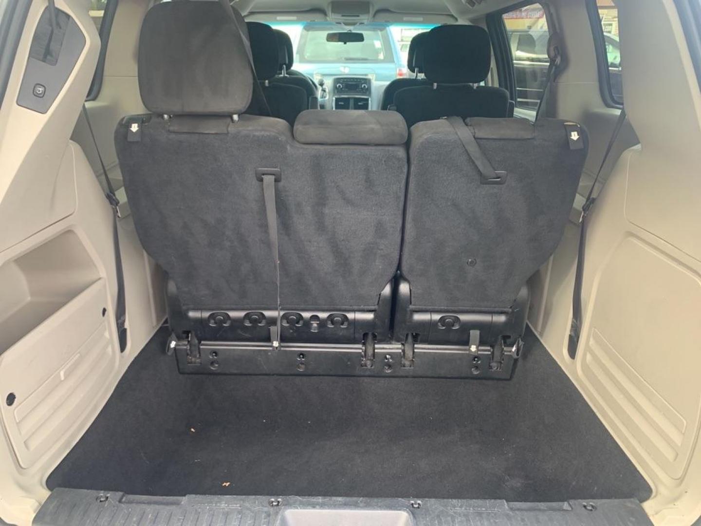 2016 SILVER DODGE GRAND CARAVAN SXT (2C4RDGCG7GR) with an 3.6L engine, Automatic transmission, located at 2514 Williamson Rd NE, Roanoke, VA, 24012, (540) 265-7770, 37.294636, -79.936249 - Photo#5