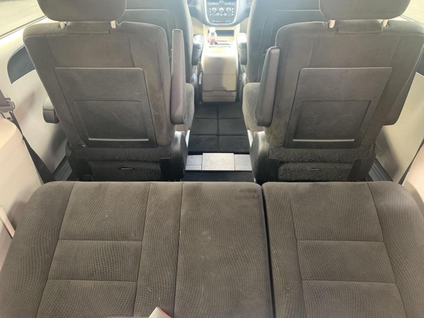 2016 SILVER DODGE GRAND CARAVAN SXT (2C4RDGCG7GR) with an 3.6L engine, Automatic transmission, located at 2514 Williamson Rd NE, Roanoke, VA, 24012, (540) 265-7770, 37.294636, -79.936249 - Photo#4